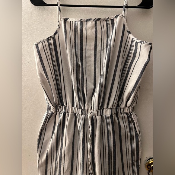 CisonoBlack and White Striped Sleeveless Jumpsuit with Relaxed Fit, size M. - Picture 5 of 13